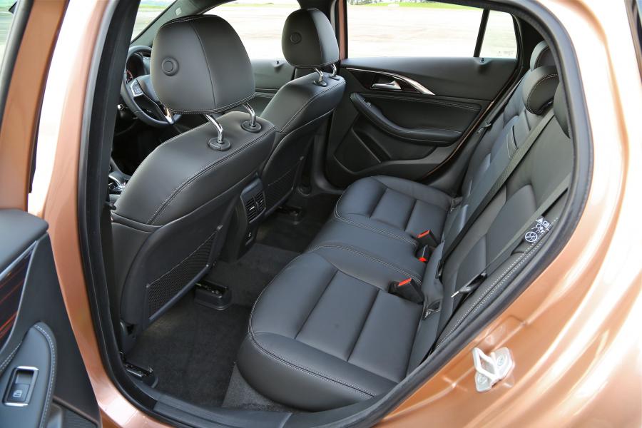  Infiniti Q30 2.2d AWD 2016 года  (UK) (фото 24 из 27)